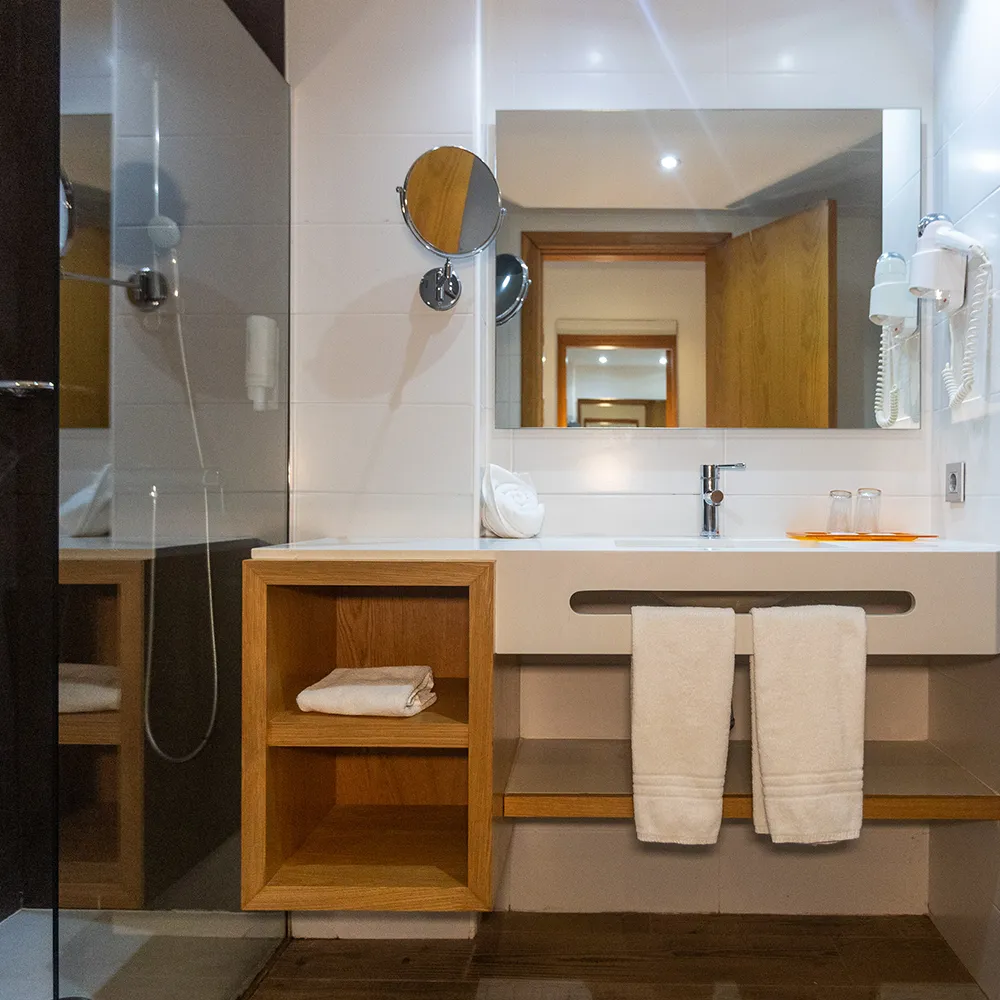 Moderno cuarto de baño equipado 