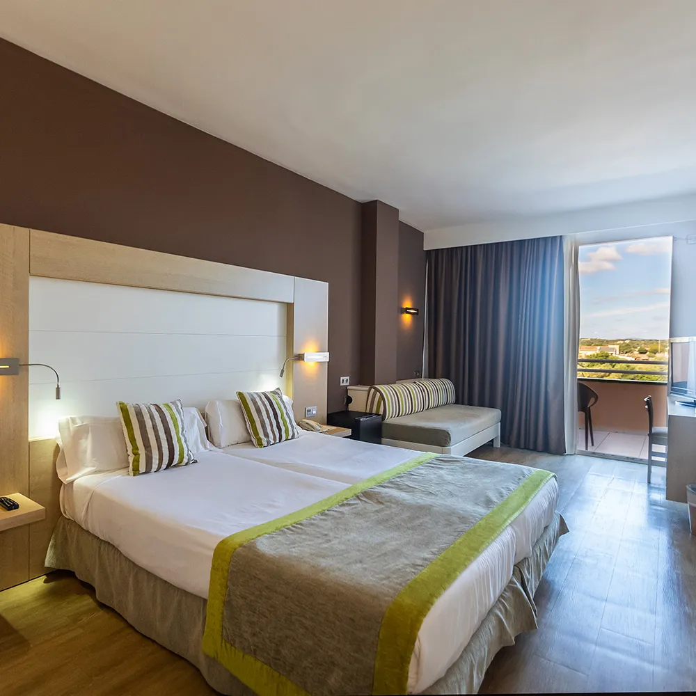 Vista general de una de las habitaciones con balcón del Mariant Park Mariant Hotels