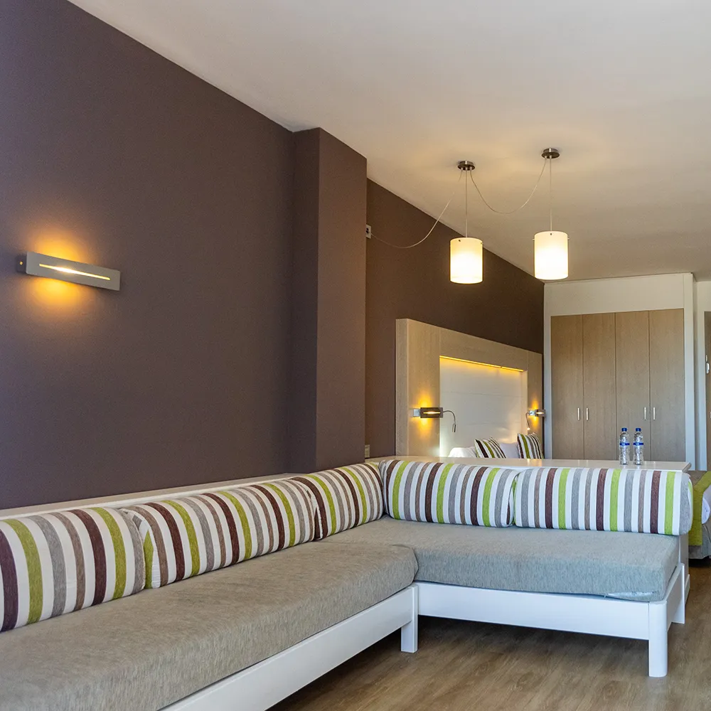 Amplia zona de descanso en la habitación Cuádruple Hotel Mariant Park Mariant Hotels