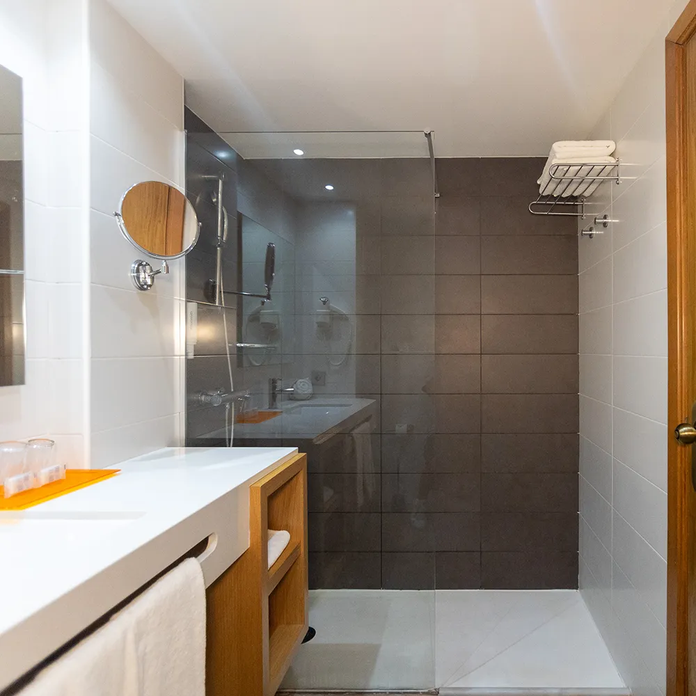 Cuarto de baño con ducha en habitación del Hotel Mariant Park Mariant Hotels