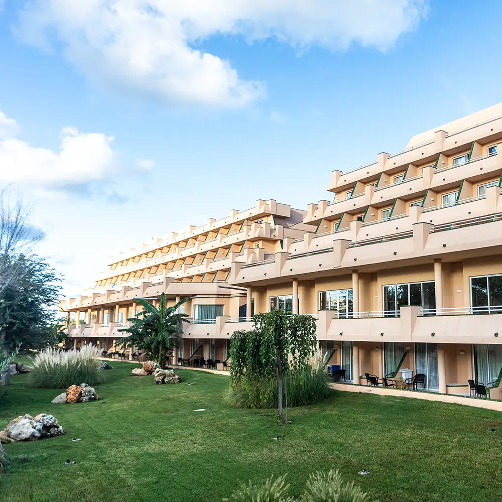 Zona ajardinada junto al hotel Mariant Park Mariant Hotels