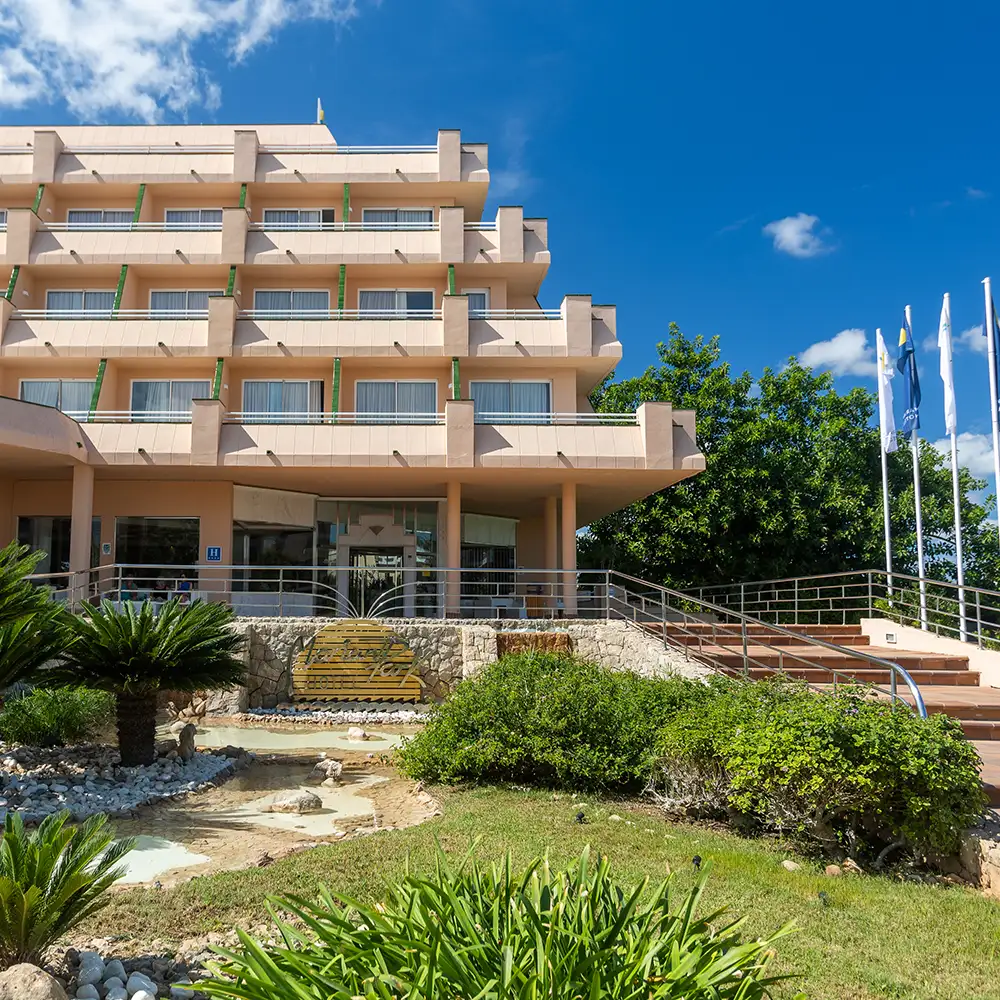 Entrada al Hotel Mariant Park accesible y rodeada de jardines 