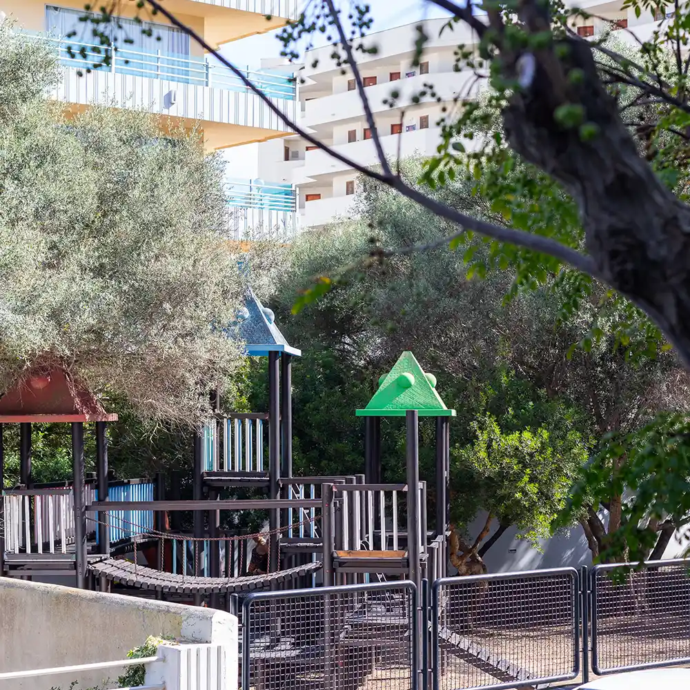 Parque infantil exterior del Hotel Mariant