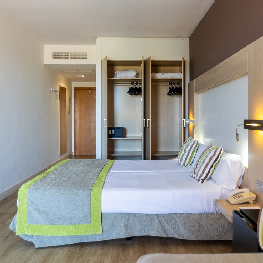 Espaciosos y amplios armarios en las habitaciones del Hotel Mariant Park Mariant Hotels