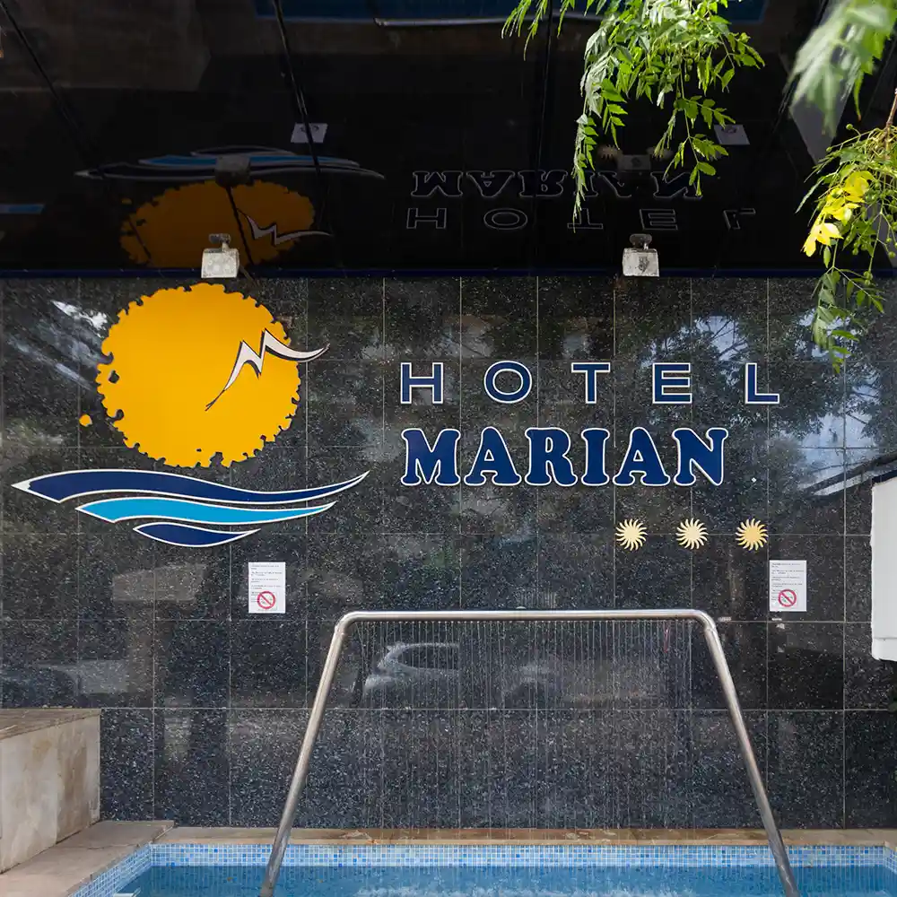 Logotipo en la fachada del Hotel Mariant