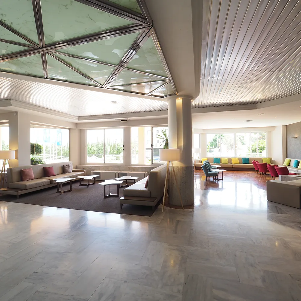 Zona de descanso agradable y moderna en el Hall del Hotel Mariant Park Mariant Hotels