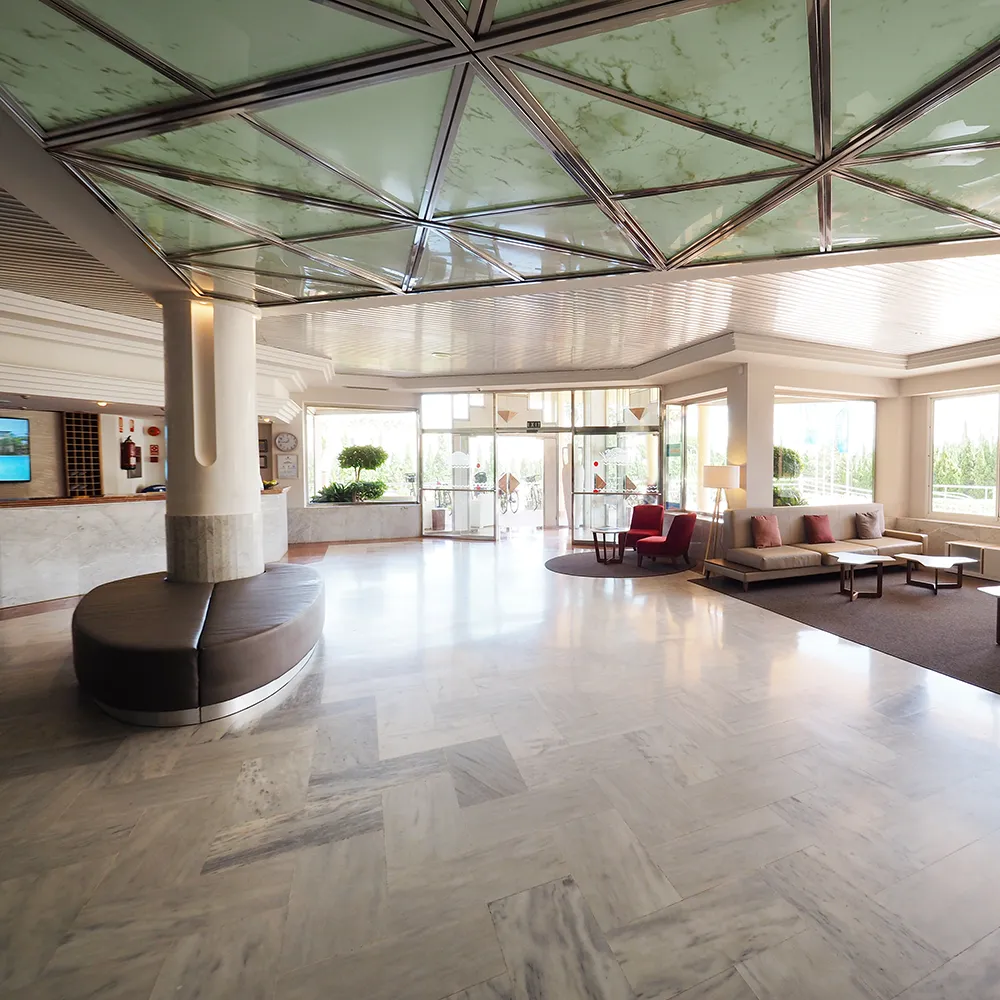 Espacioso Hall del Hotel Mariant Park Mariant Hotels
