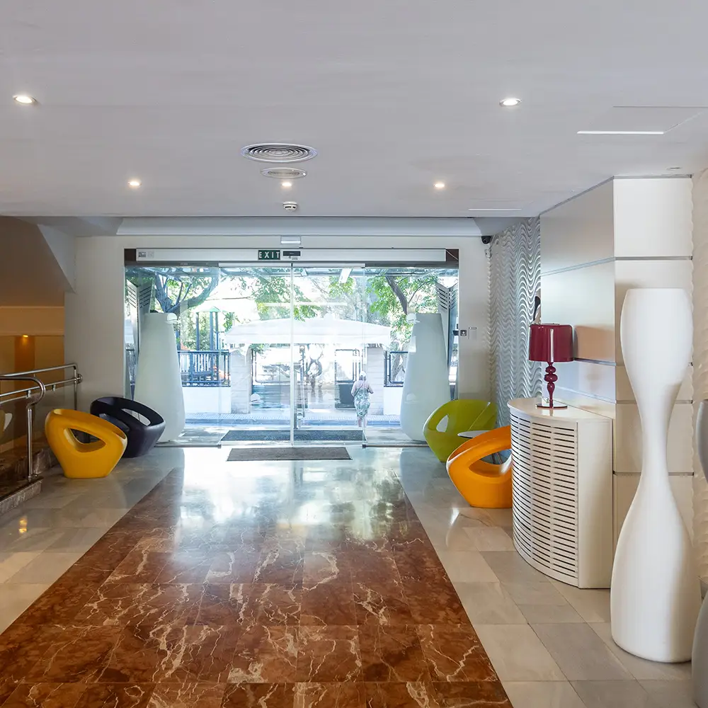 Amplio y moderno pasillo del Hall del Hotel Mariant