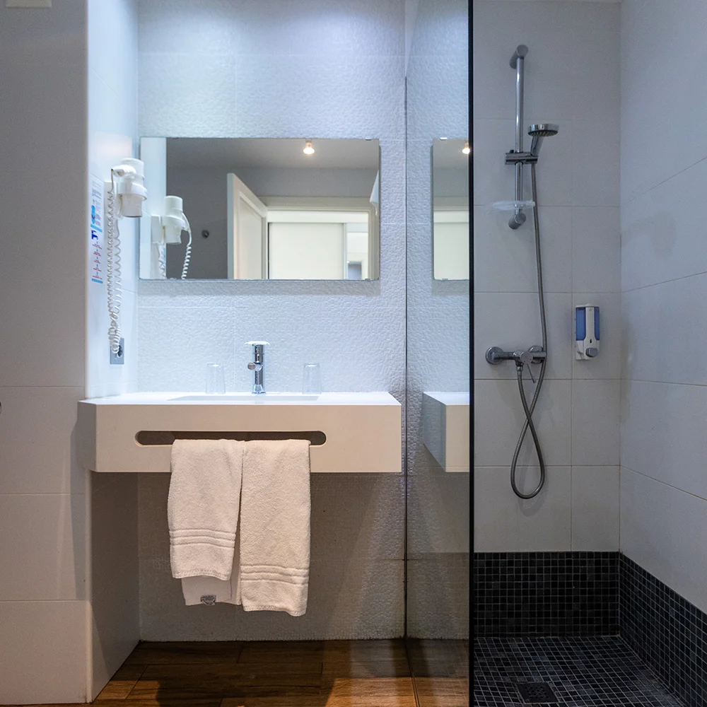 Cuarto de baño equipado con ducha Hotel Mariant