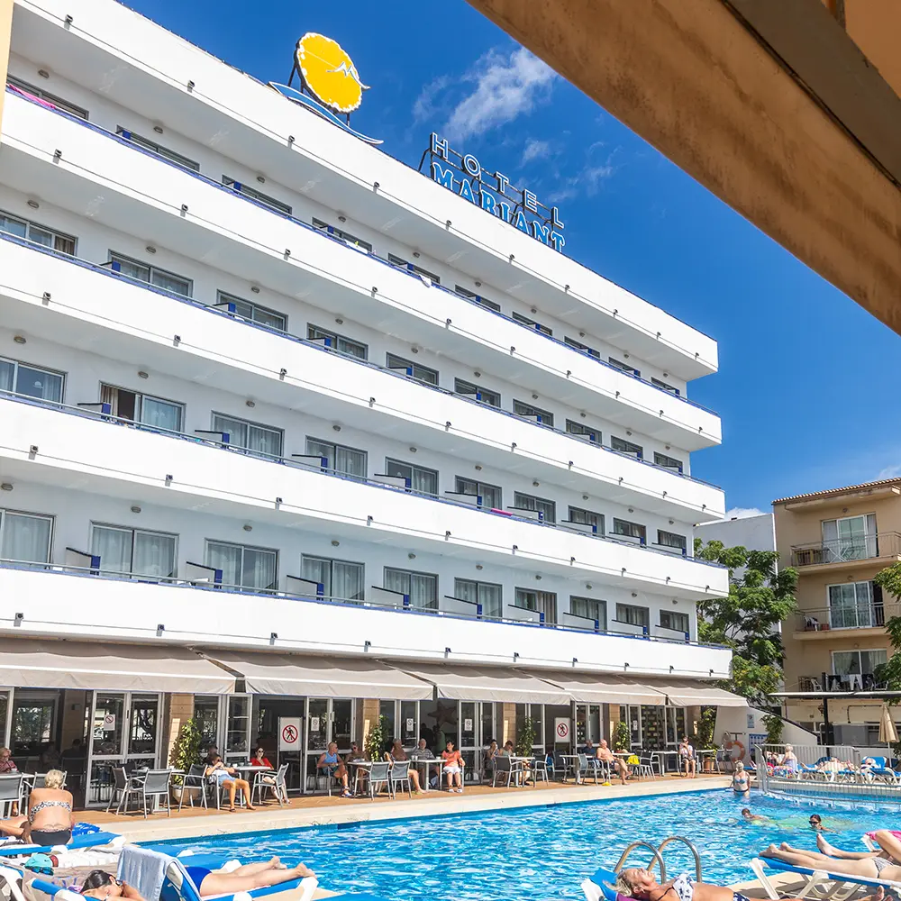 Fachada y piscina del Hotel Mariant