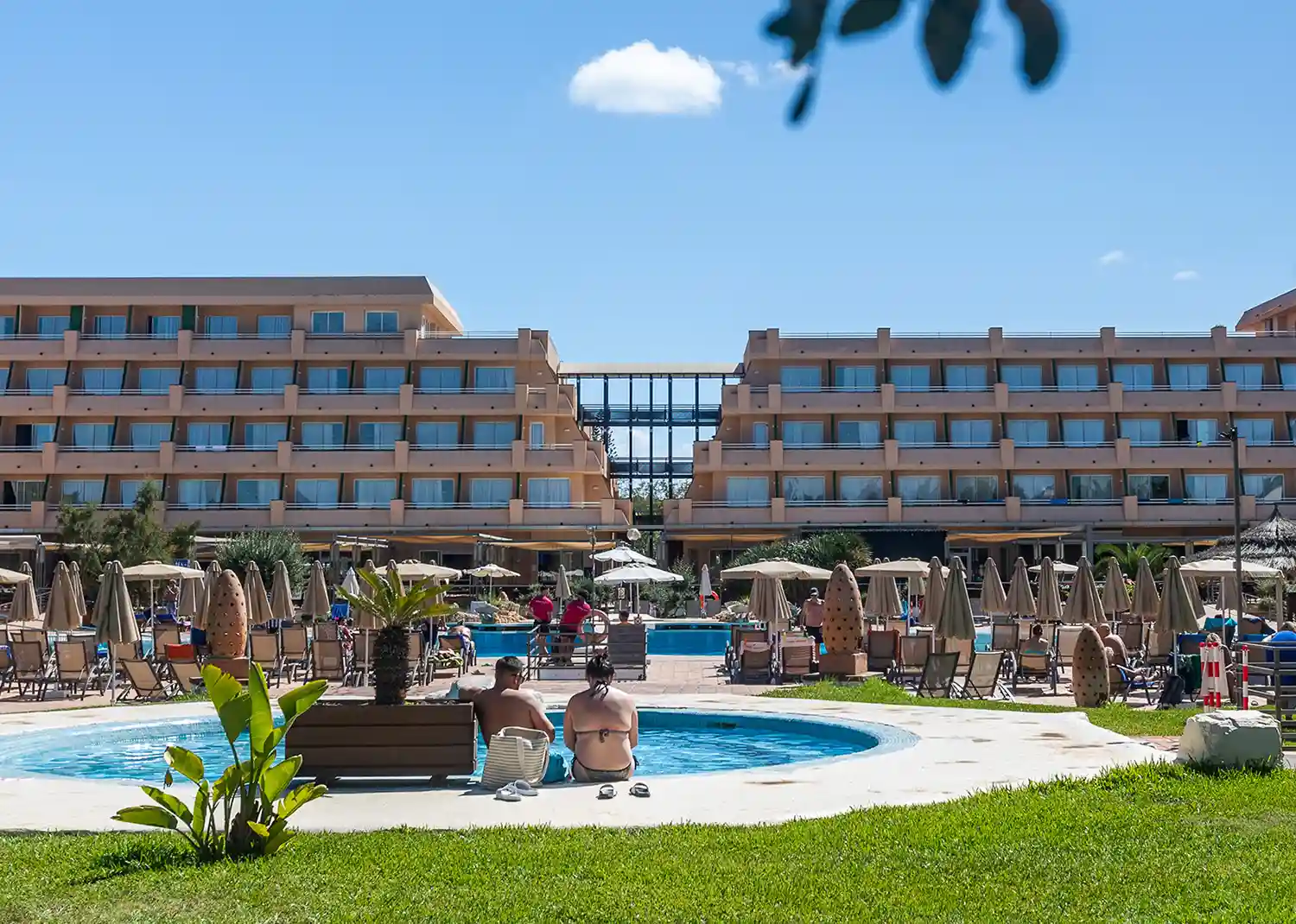 Jacuzzi exterior Mariant Park Pareja junto al jacuzzi exterior del Hotel Mariant Park Mariant Hotels