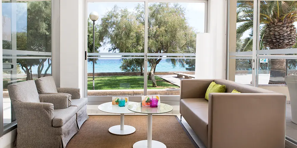 Sillones del bar del hotel Brisa Marian de Mariant Hotels