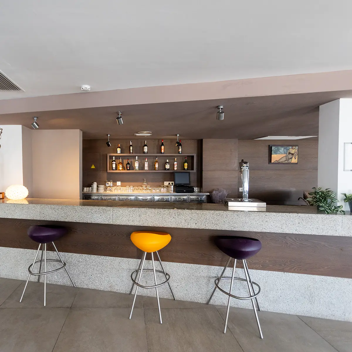 Barra del bar del Hotel Brisa Marina