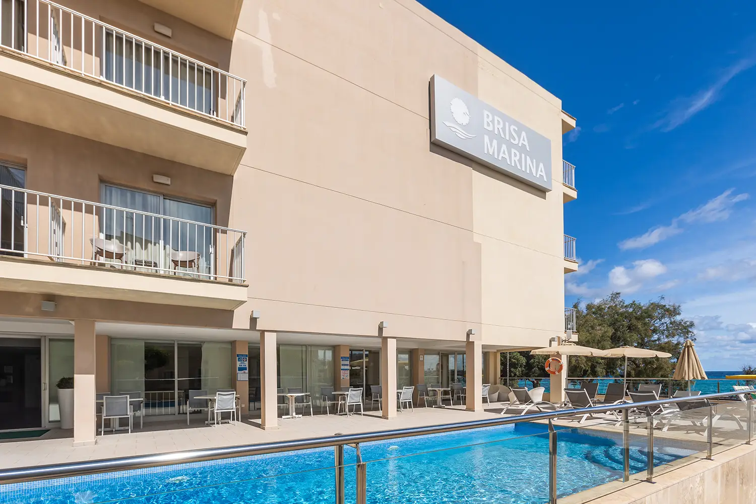 Fachada y piscina Fachada y piscina del hotel Brisa Marina