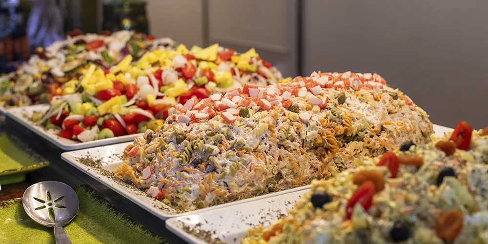 Platos en el Buffet del Hotel Mariant Park