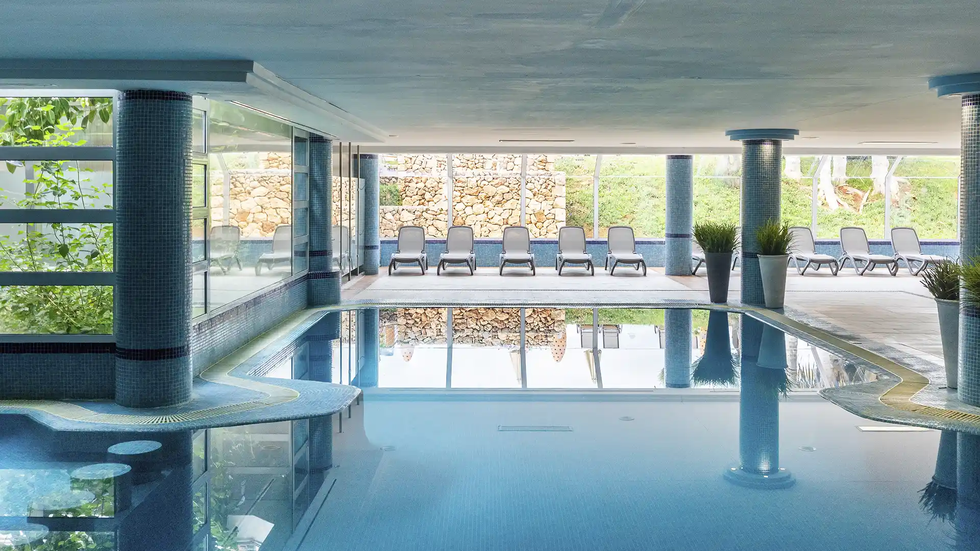 General view of the swimming pool at Mariant Park Spa
