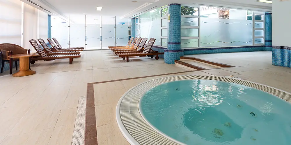 Jacuzzi interior del spa del Hotel Mariant Park