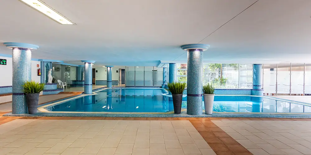 Piscina interior del spa del hotel Mariant Park