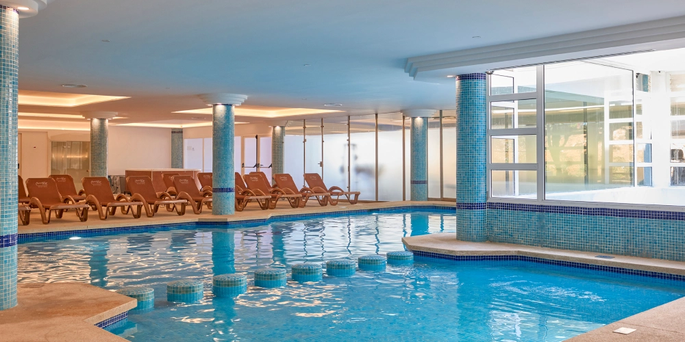 Piscine intérieure du spa de l'hôtel Mariant Park