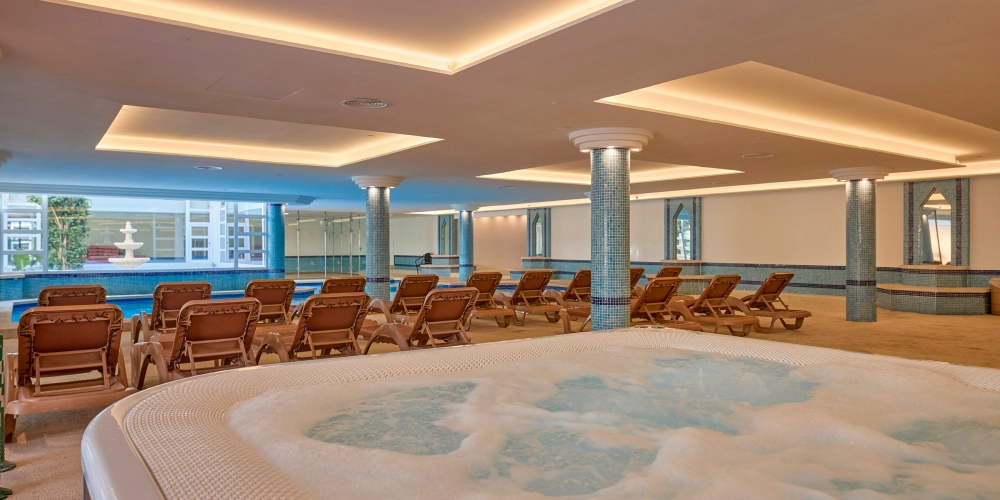 Jacuzzi intérieur du spa de l'hôtel Mariant Park